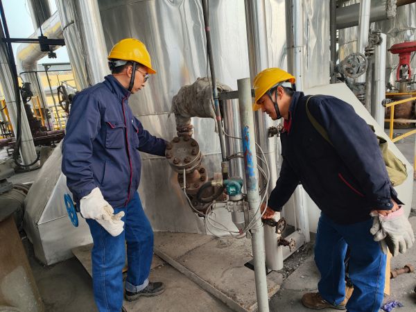 2月2日，計控電儀部李勝忠和胡含朗正在檢查氣化爐流量變送器的伴熱保溫情況.jpg