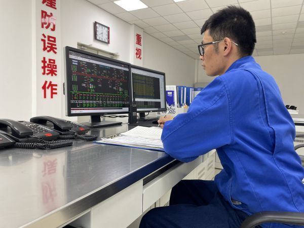 春節(jié)值班期間，運行員工第五江明在認真監(jiān)視變電所內(nèi)設備運行數(shù)據(jù).jpg