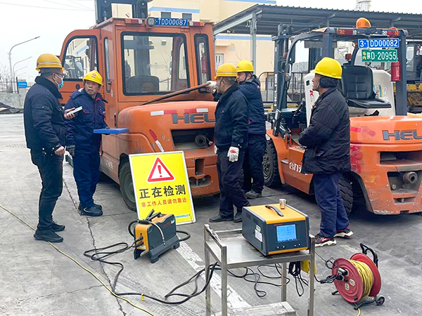 2月19日，運(yùn)銷分部，曹侃、伍思盈等人員，在北物流門現(xiàn)場檢測。運(yùn)銷分部 曹侃攝（2）.jpg