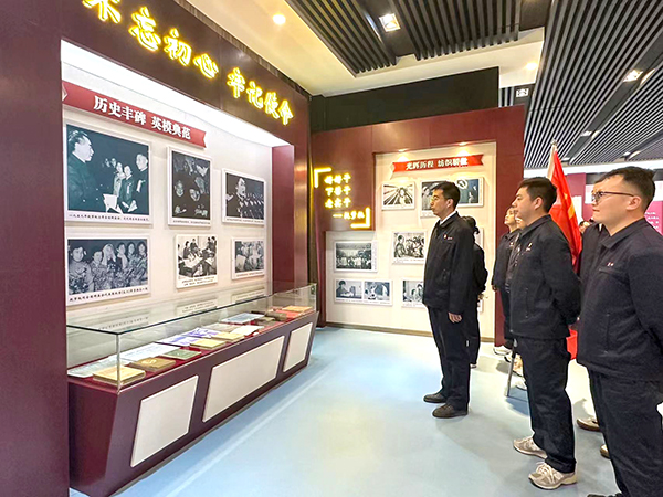 2024年4月9日乙二醇車間黨員職工們，駐足學習趙夢桃個人事跡.jpg