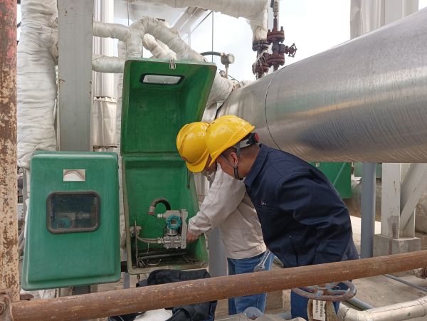 三期檢修差壓發(fā)電現(xiàn)場，計控電儀部空分尿素工段人員在現(xiàn)場檢修儀表設(shè)備并探討學(xué)習(xí).jpg