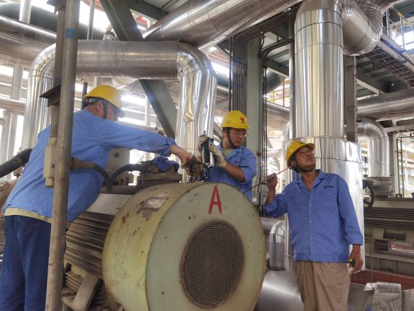 4月19日，魏駟超跟隨師傅對電機(jī)進(jìn)行巡檢.jpg