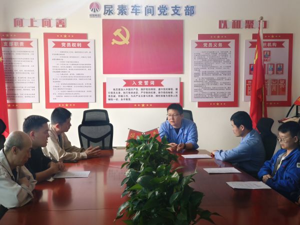 4月28日，車間工藝主任王慶振對班組考試試卷進行點評.jpg