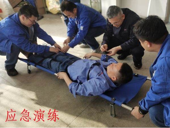 4月26日，尿素車間對擔架操作進行培訓.jpg