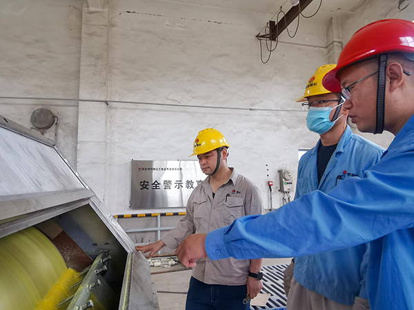 5月27日，劉立考與技術(shù)員現(xiàn)場查看新造粒機(jī)情況，為開車準(zhǔn)備.jpg