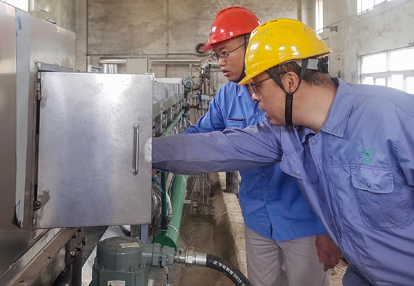 5月23日，各部門協(xié)作搶修造粒機(jī).jpg