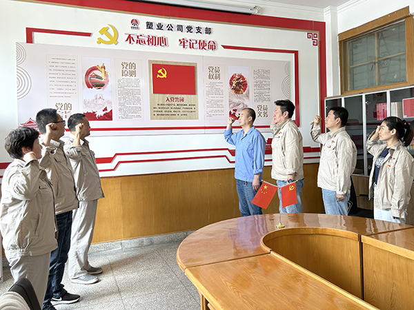 黨支部書記郭小紅帶領(lǐng)大家重溫入黨誓詞。.jpg