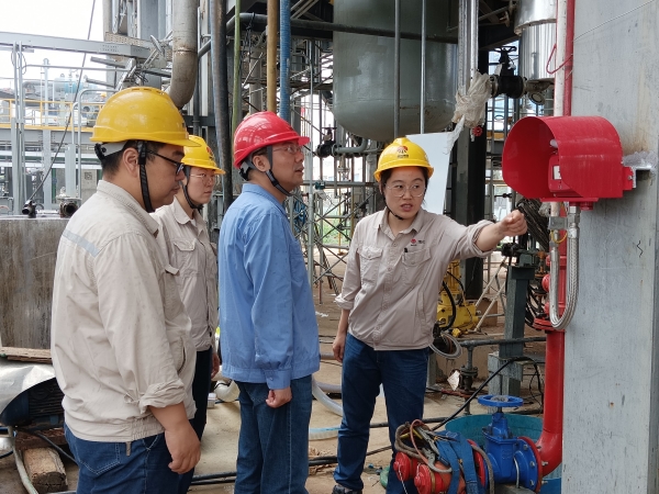 7月17日，計控電儀部副部長劉勇組織電氣儀表相關(guān)人員在醋酸甲酯中試項目現(xiàn)場進行素質(zhì)提升工作實踐交流（2）.jpg