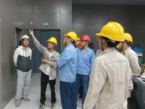 7月17日，計控電儀部副部長劉勇組織電氣儀表相關(guān)人員在醋酸甲酯中試項目現(xiàn)場進行素質(zhì)提升工作實踐交流（3）.jpg