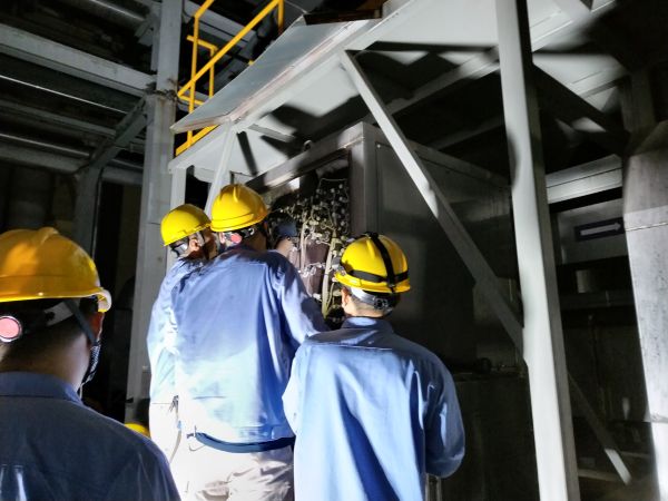 8月，計控電儀部員工在高溫天氣中消除設(shè)備隱患.jpg