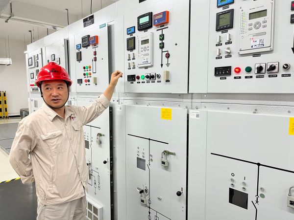 王文波查看配電室溫濕度，確保消防安全.jpg