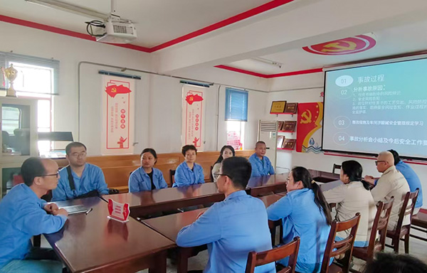 近日，物料車間主任喬玄帶領(lǐng)班組人員學(xué)習(xí)事故，并結(jié)合各自崗位工作展開討論.jpg