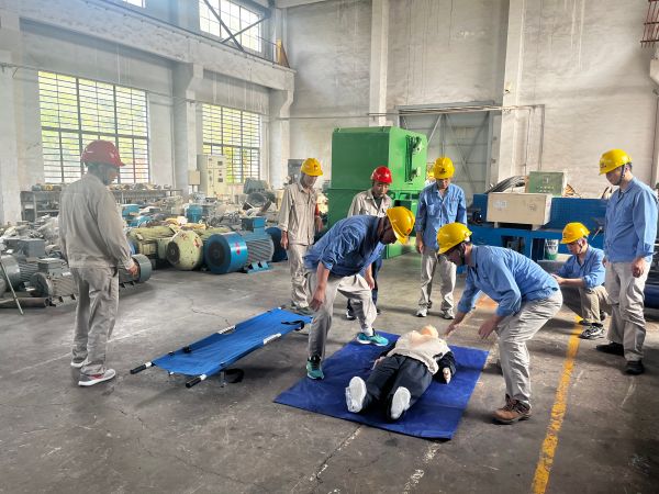 近日，為了提升員工的安全應急處置能力和實踐技能，計控電儀部組織檢修一班進行觸電應急演練.jpg