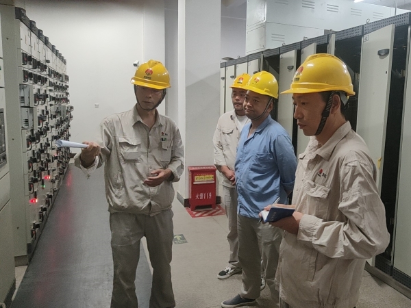 9月12日，計(jì)控電儀部技術(shù)人員正在講述設(shè)備原理和操作步驟.jpg