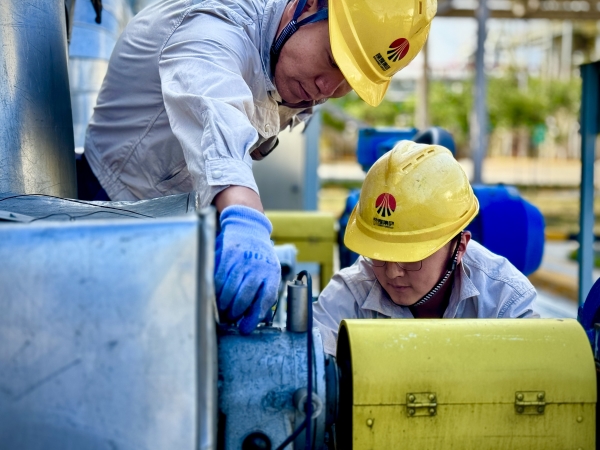 2024年9月，乙二醇車間職工在認真檢查機泵運行情況.jpg