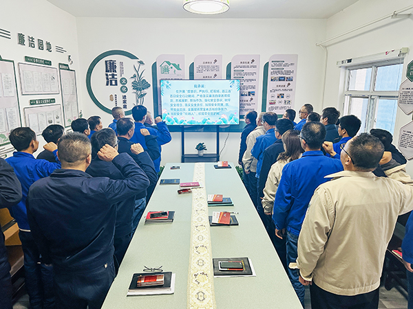 10月21日下午，物料車間黨支部開展了以“敲響廉潔警鐘、繃緊安全之弦、筑牢廉潔安全‘雙防線’”為主題的警示教育活動(dòng)，--圖為職工進(jìn)行安全承諾宣誓.jpg
