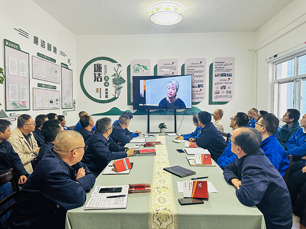 10月21日下午，物料車間黨支部開展了以“敲響廉潔警鐘、繃緊安全之弦、筑牢廉潔安全‘雙防線’”為主題的警示教育活動(dòng)，--圖為觀看廉潔警示教育專題片.jpg