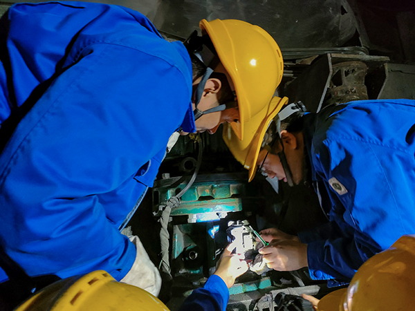 10月30日晚22時(shí)，工藝配合電氣人員拆卸故障電機(jī)。.jpg