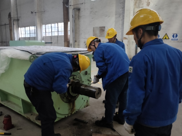 14日，計控電儀部檢修二班正在對循環(huán)水泵電機進行維修.jpg