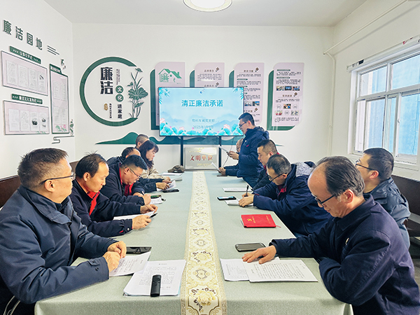 1月9日下午，物料車間黨支部組織黨員領(lǐng)導(dǎo)干部及重點崗位人員開展了新年“第一課”活動。--圖為重點崗位人員趙宇進(jìn)行清正廉潔承諾.jpg