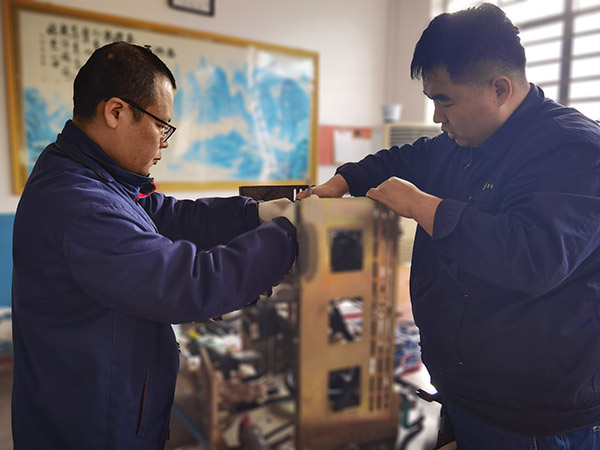 1月14日，檢修一班技術骨干正在對氬壓縮機控制回路技術改造2.jpg