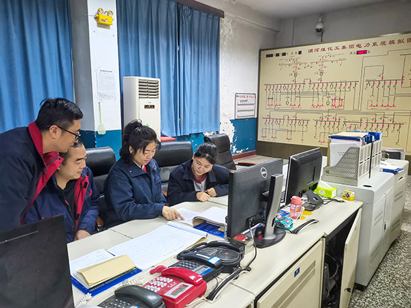 1月22日，張瑩和同事對操作票進行講解.jpg