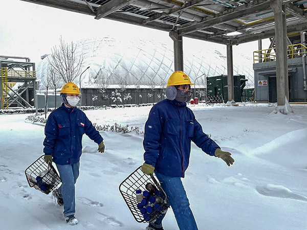 積雪過厚，步行去取樣.jpg