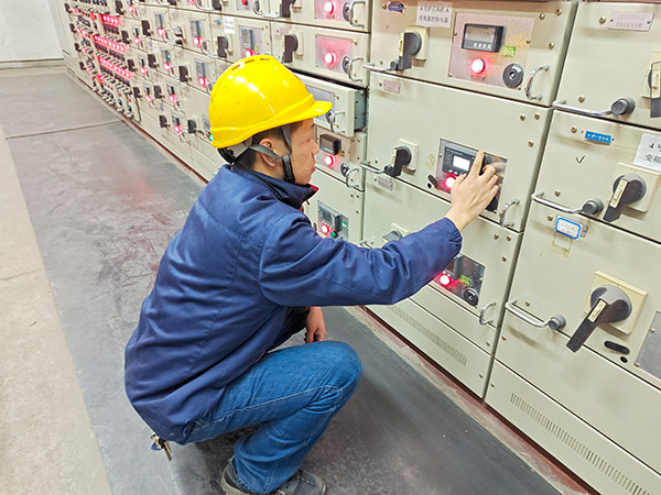 2月5日，運(yùn)行人員正在配電室巡檢.jpg