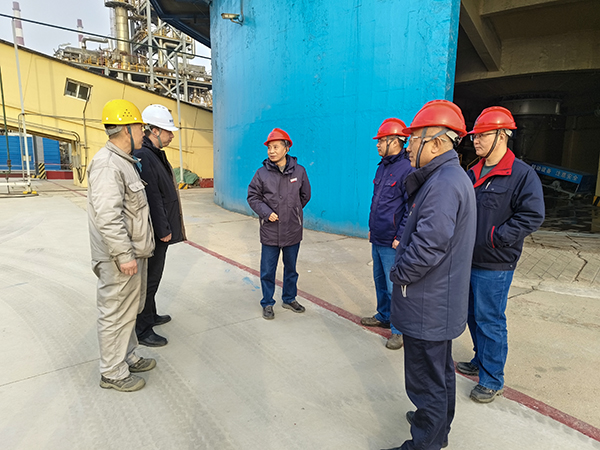 2月18日，基建部部長張政權(quán)與尿素車間主任王濤現(xiàn)場檢查項目情況1.jpg