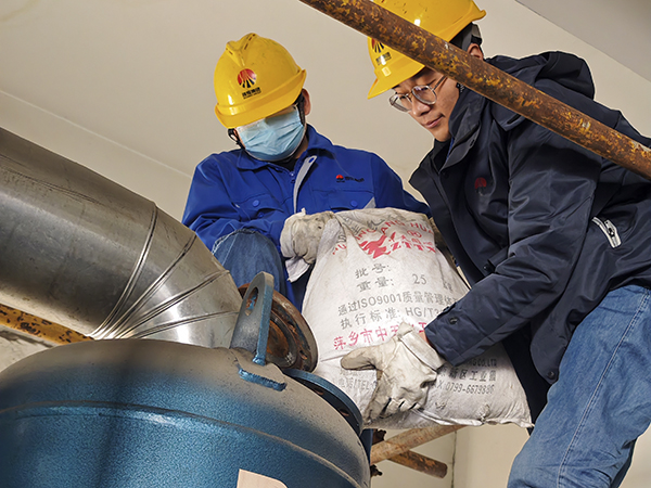 2.19日動力車間三期干燥機廠房內(nèi)，劉凱、張樂正在更換吸附劑.jpg