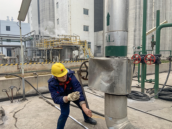 3月12時，合成車間員工關(guān)小閥門，避免浪費.jpg