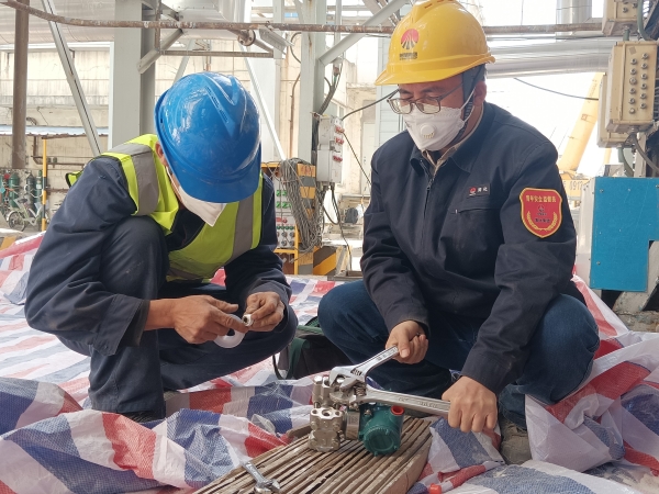 4月13日，計(jì)控電儀部員工方立民在一期空分現(xiàn)場(chǎng)進(jìn)行空分儀表的更換工作.jpg