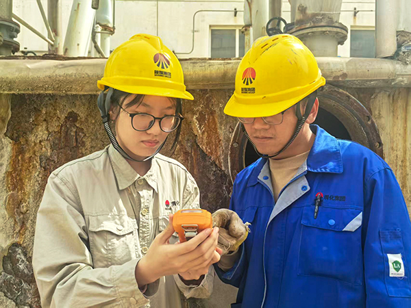 4月16日，污水崗位內(nèi)操李強強現(xiàn)場教學如何使用四合一儀器.jpg
