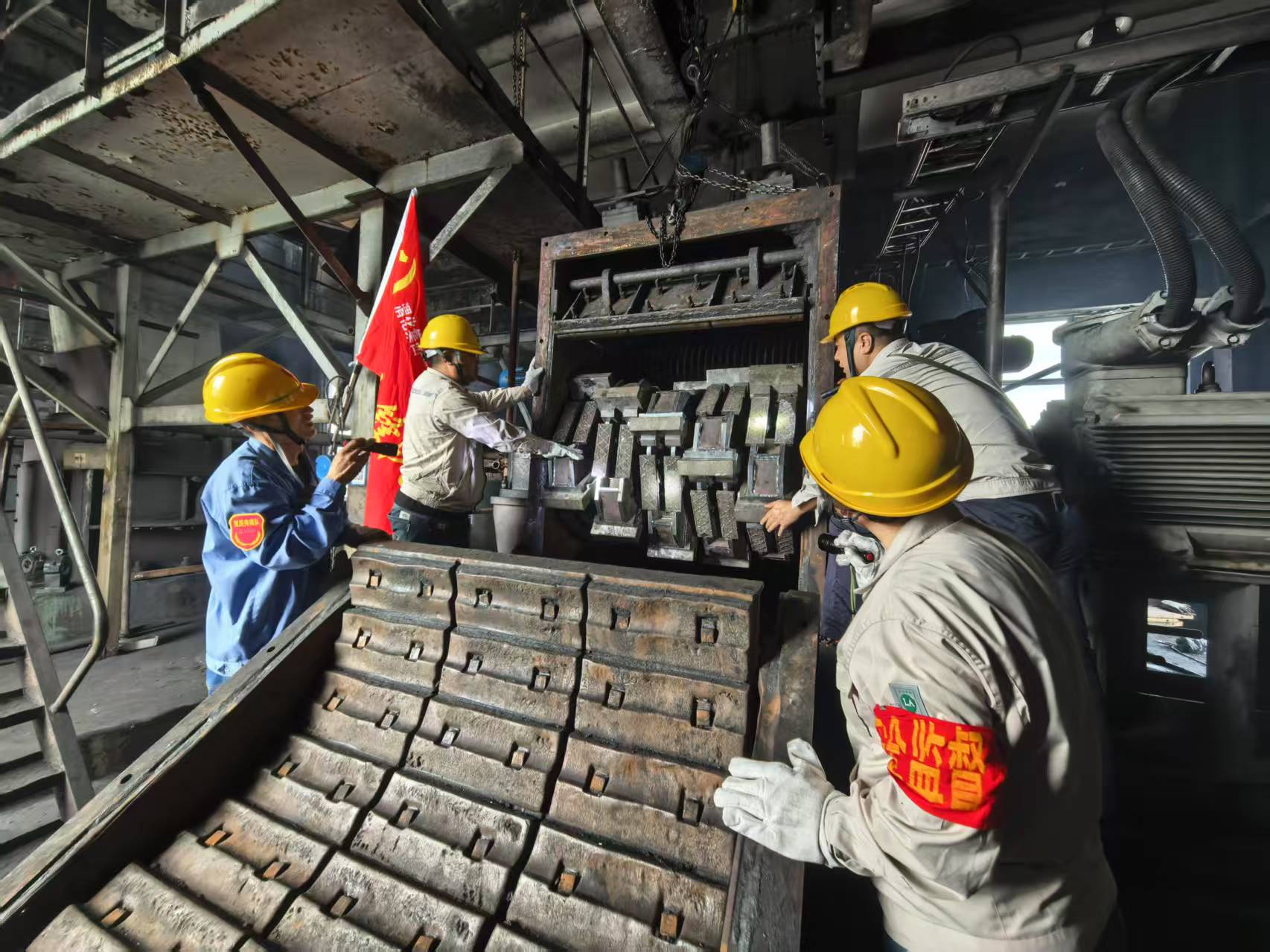 大檢修現(xiàn)場-技術(shù)員贠文軍與林佳峰、安全員李青、黨員黨曉波查看細(xì)碎機篩軸安裝情況.jpg