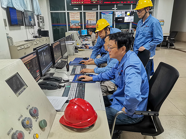 4月21日，3號鍋爐點爐，車間各工藝人員正在精心操作，嚴密監(jiān)控.jpg