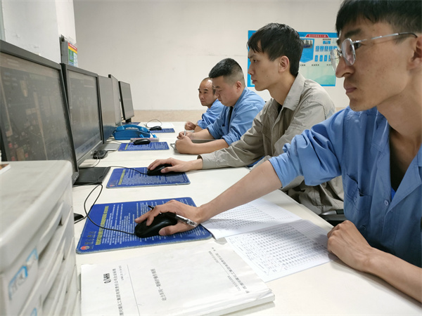 空塔阻力實(shí)驗(yàn)期間，工藝人員在DCS上面操作。.jpg
