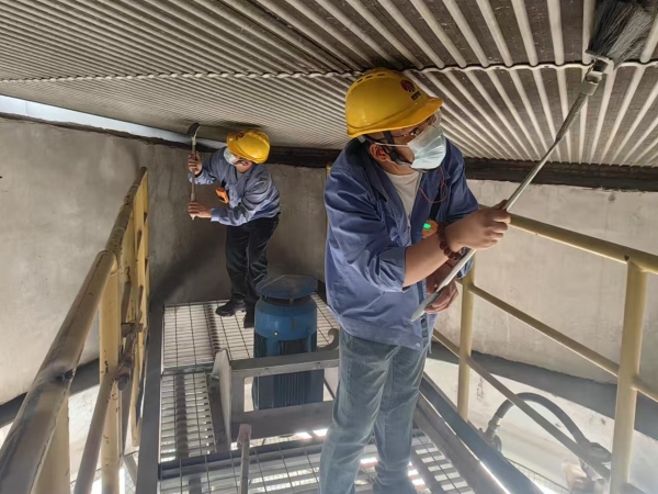 2025年5月19日，乙二醇車間職工認(rèn)真清理壓縮機(jī)組空冷島管束.jpg