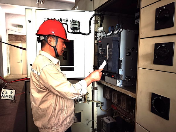 近日，計控電儀部成立以部長王文波為組長的夏季安全工作督查小組，對現(xiàn)場和機柜間的電儀設備安全運行保駕護航.jpg
