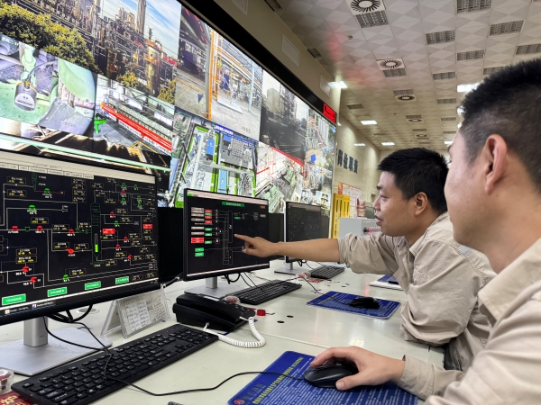 崗位人員正在對(duì)聯(lián)鎖投用情況排查.jpg