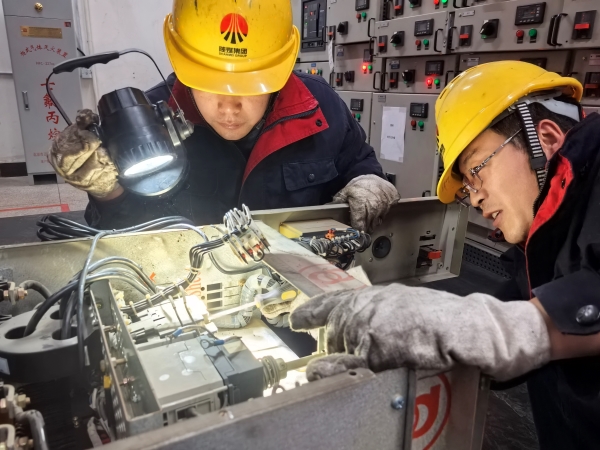 檢修人員自主維修開關(guān)配電設(shè)施.jpg